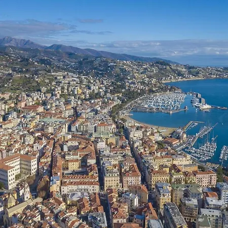 Magenta Apartment Sanremo